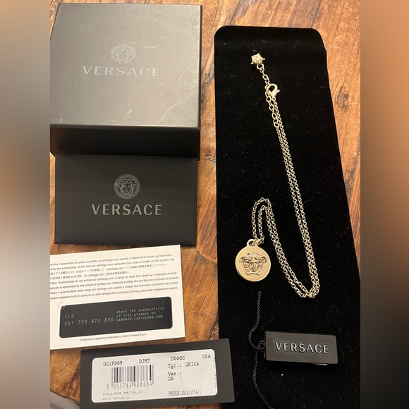 Versace medusa gold coin pendant necklace excellent condition - Picture 3 of 13